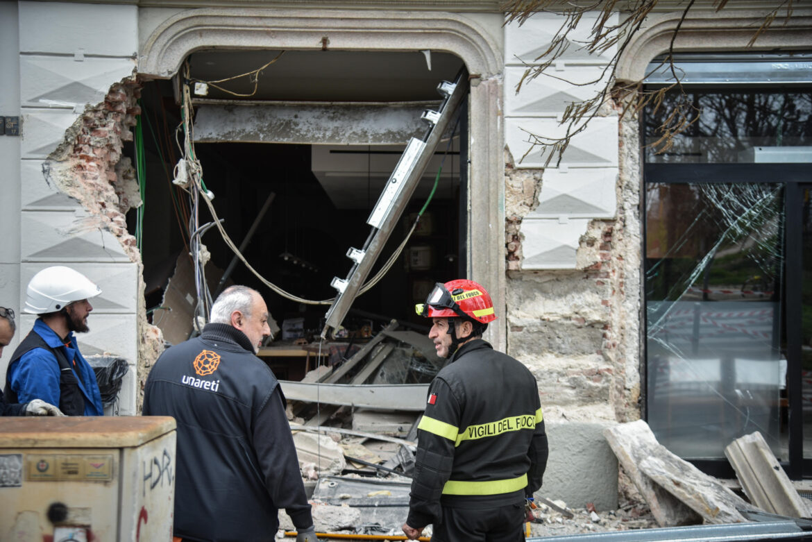 Il luogo in cui il tram ha deragliato, in via Vittorio Veneto.