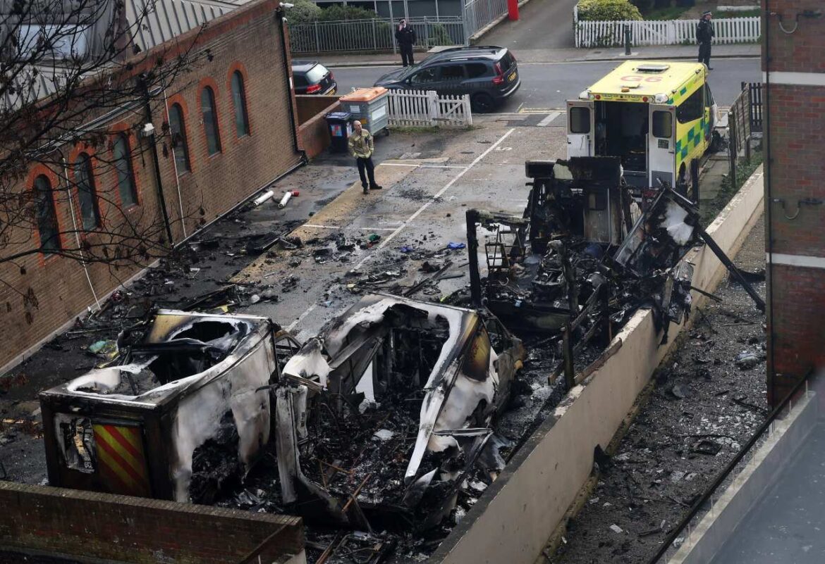 Ambulanze date alle fiamme