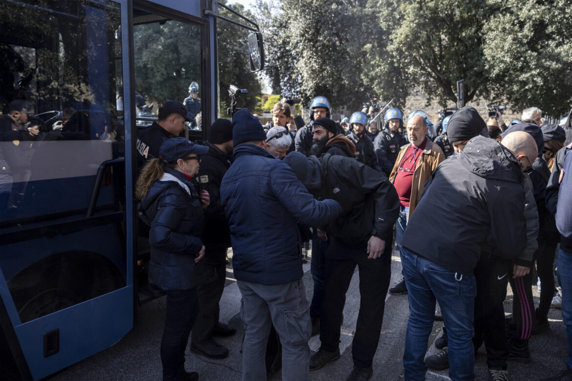 Anarchici e polizia. ANSA_Massimo Percossi