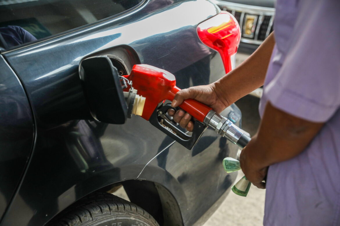 Caro carburanti. EPA/MONIRUL ALAM