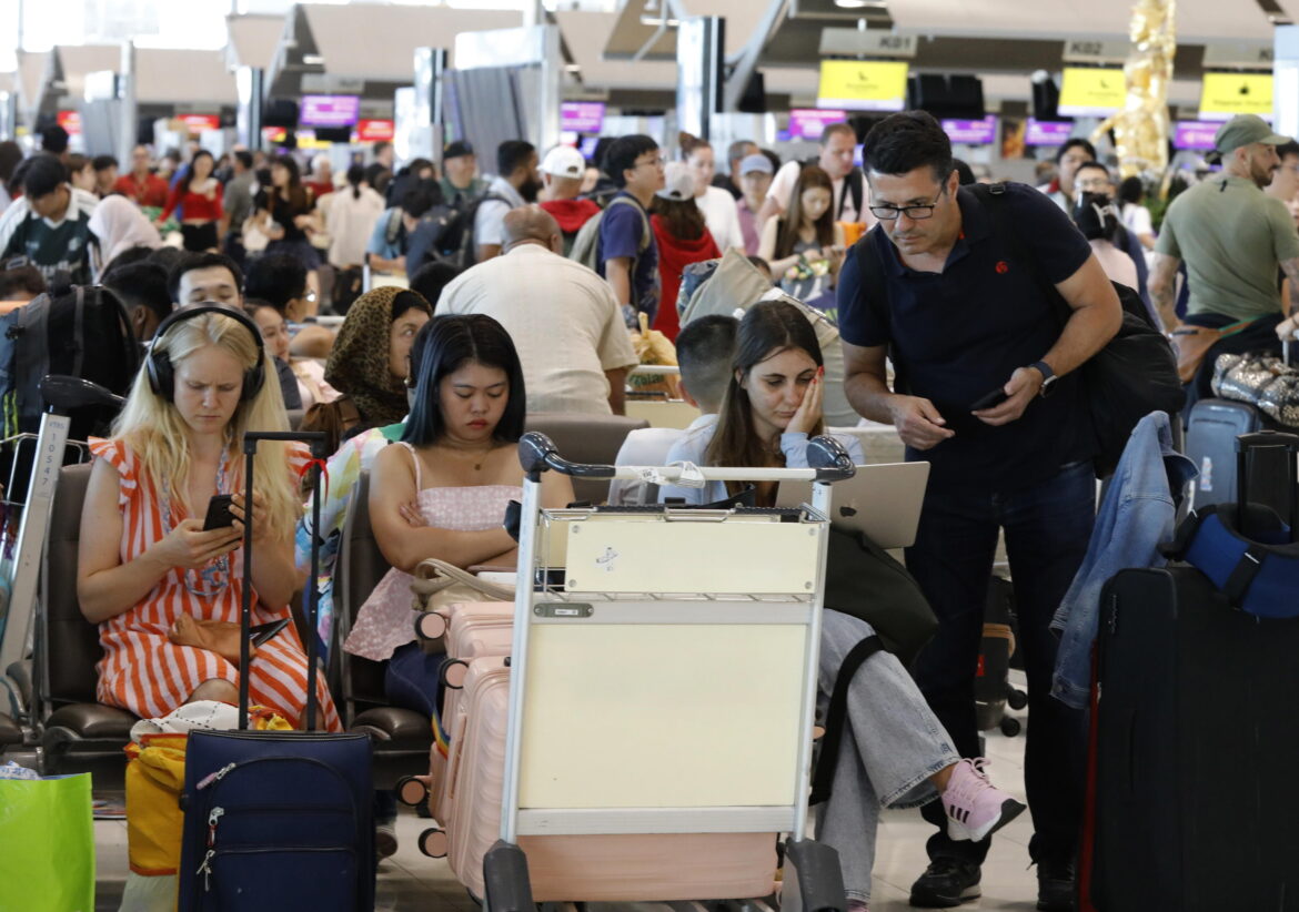 Iran, caos voli: passeggeri in attesa in aeroporto.