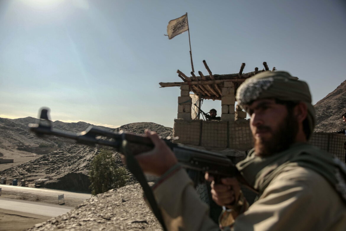 Soldati talebani al confine tra Afghanistan e Pakistan