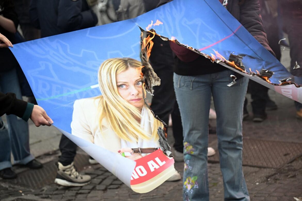 Foto bruciate di Meloni e Nordio