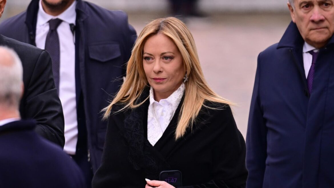 Giorgia Meloni ai funerali di Bossi ph Ansa