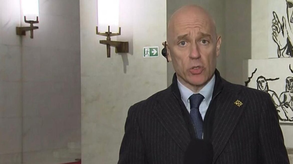 Giornalista Tg2 con croce celtica