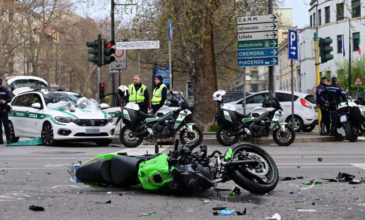 Una moto si schianta contro un taxi a Milano