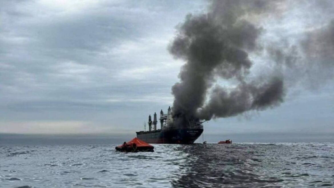 Iran, petroliera nello stretto di Hormuz ph Ansa