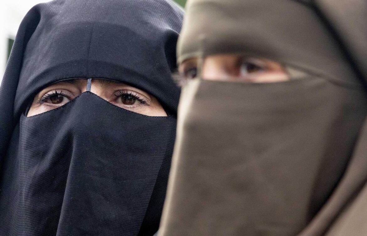 Lega vuole vietare il burqa