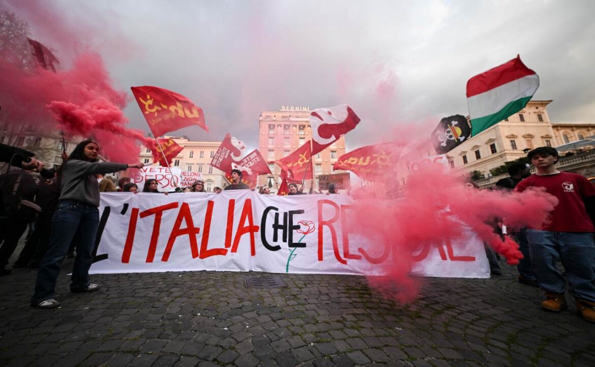 Manifestazione in Piazza Barberini