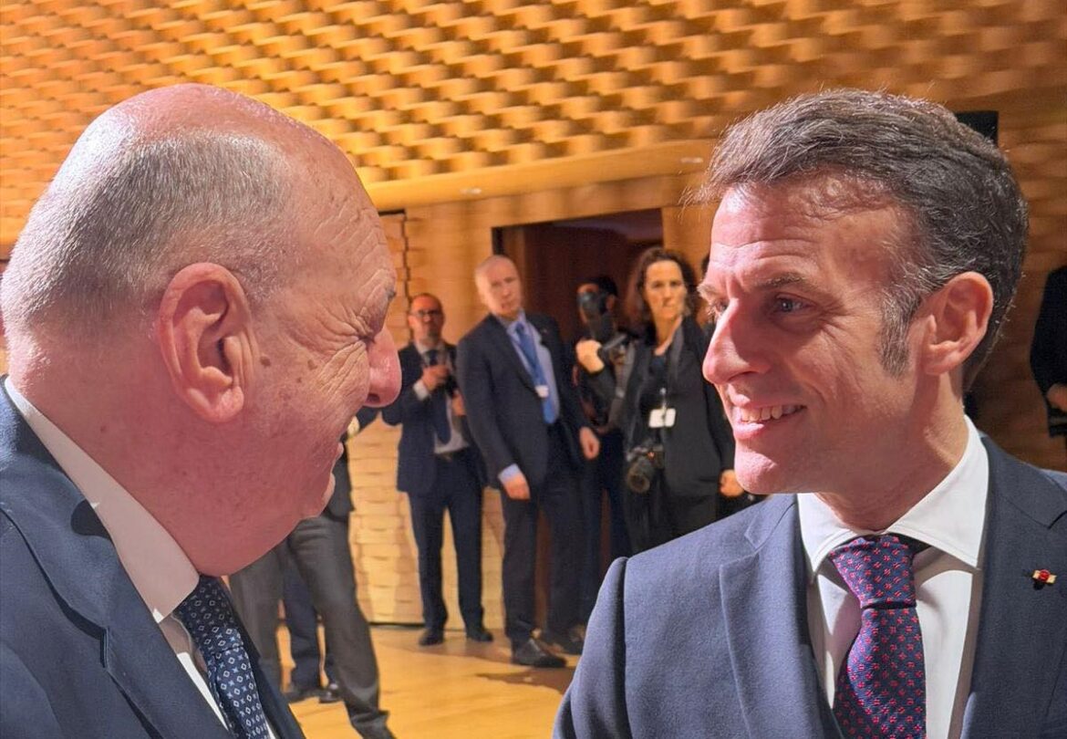 Pichetto Fratin e Macron. Foto pubblicata sui social dal ministro dell'Ambiente