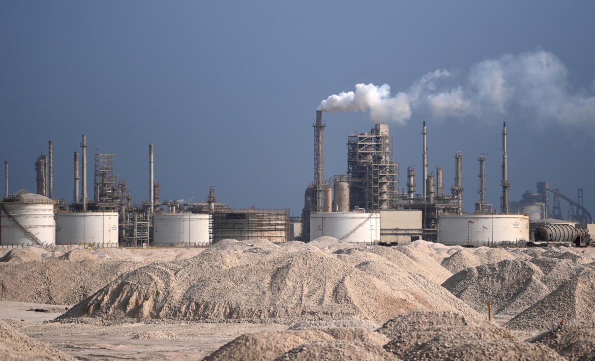 Raffineria in Qatar. Ph. EPA_Neil Hall