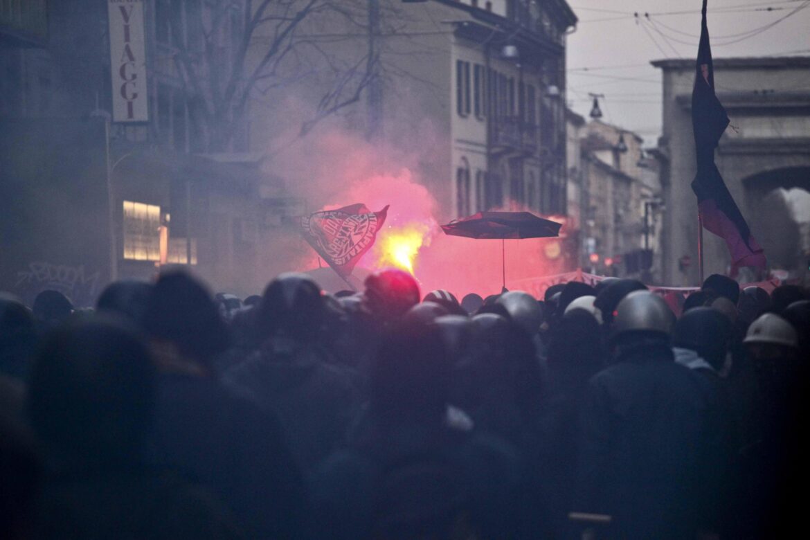 Bruciata la bandiera di Israele al corteo di Milano per Dax ph. Ansa