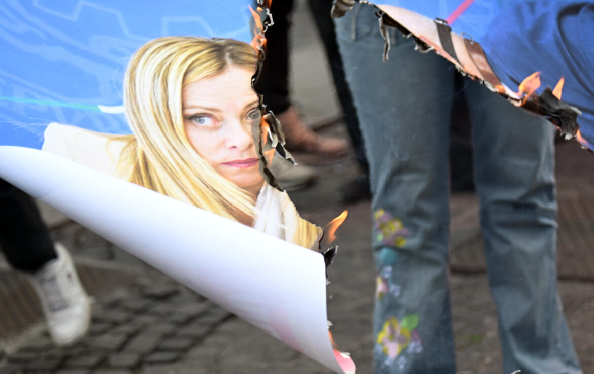 Bruciate le foto di Nordio e Meloni al corteo a Roma ph ANSA/FABIO CIMAGLIA