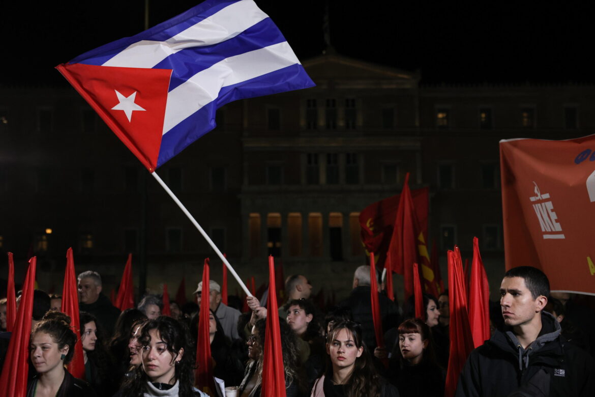 Manifestanti incendiano la sede del Partito Comunista a Cuba ph Epa