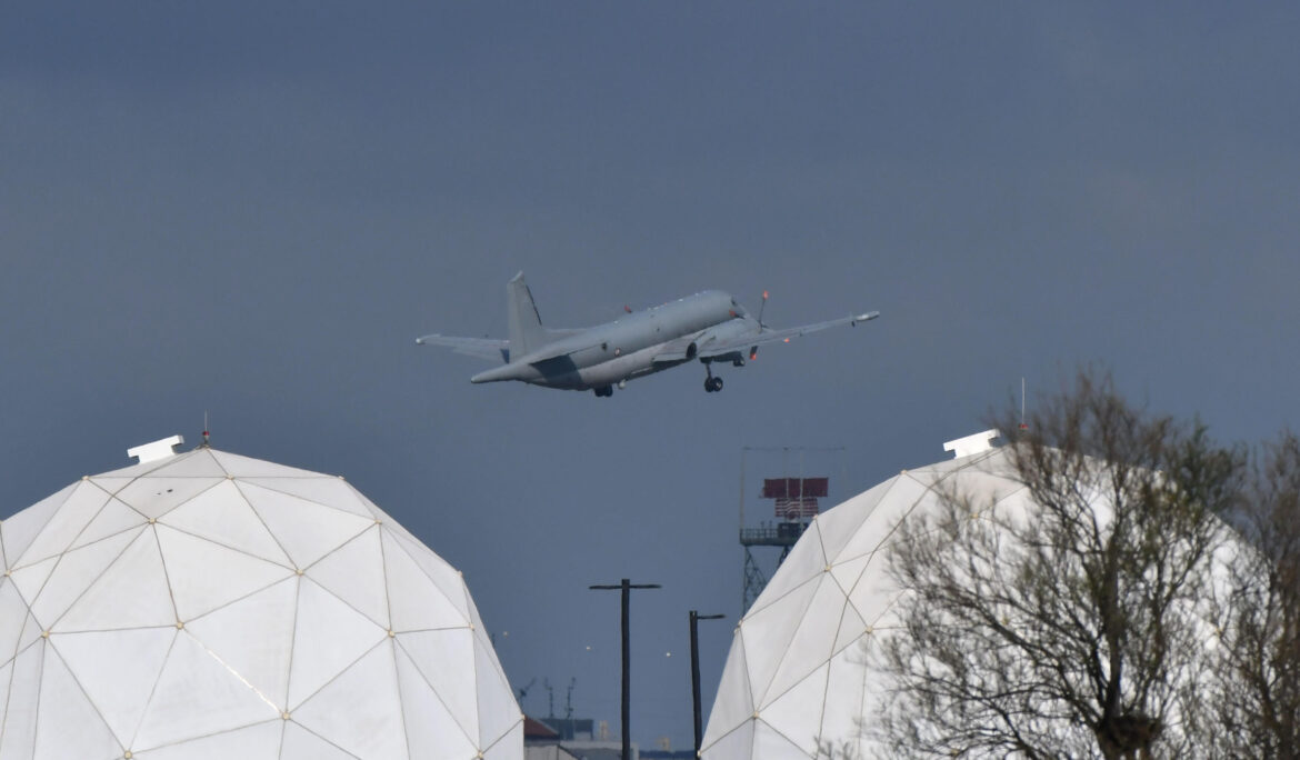 Aerei cisterna decollano da Bucarest per rifornimenti in volo a sud di Cipro ph. Ansa