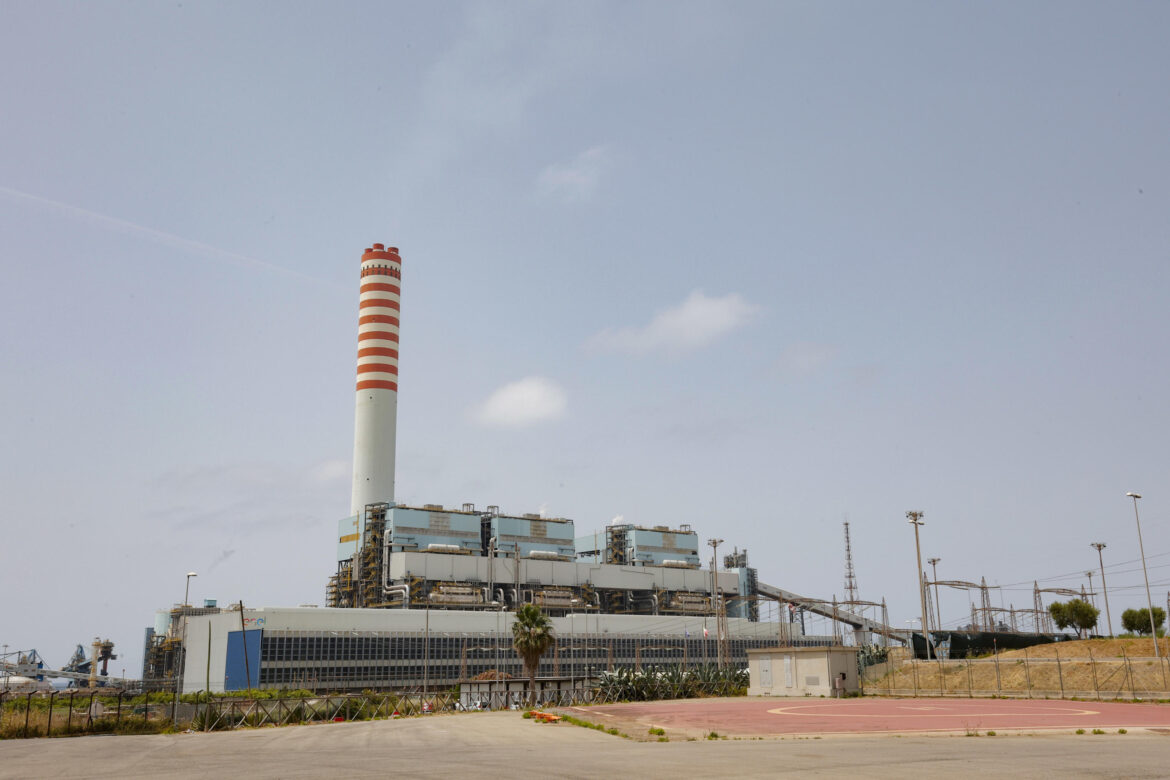Il piano B del Governo per contrastare il caro energia: Ripartire con le centrali a carbone ph. Ansa