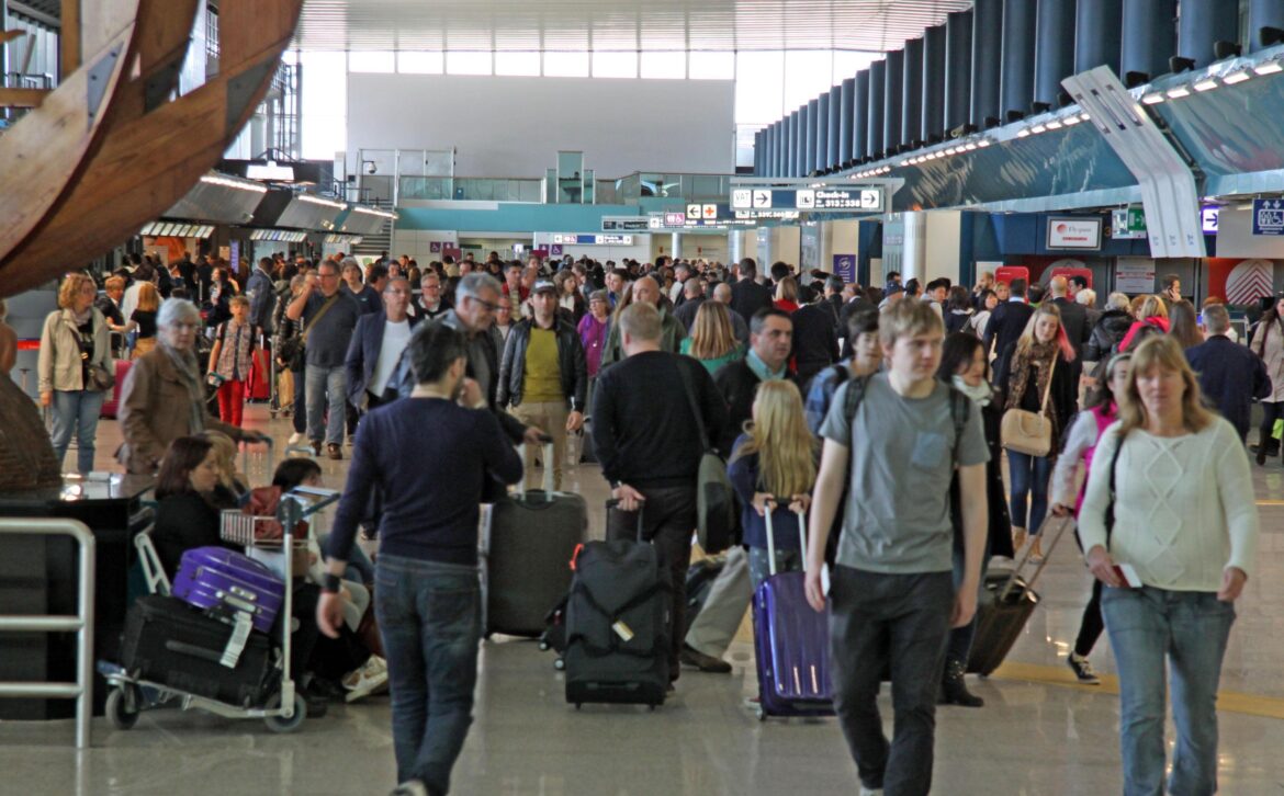 Il conflitto in Iran scombussola le vacanze pasquali: 4 milioni di italiani cambiano meta di viaggio ph. Ansa