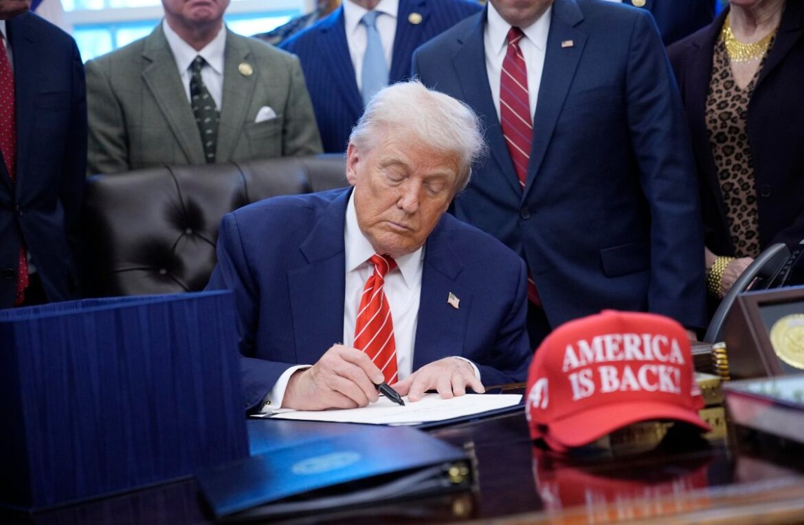 Trump alla scrivania della White House