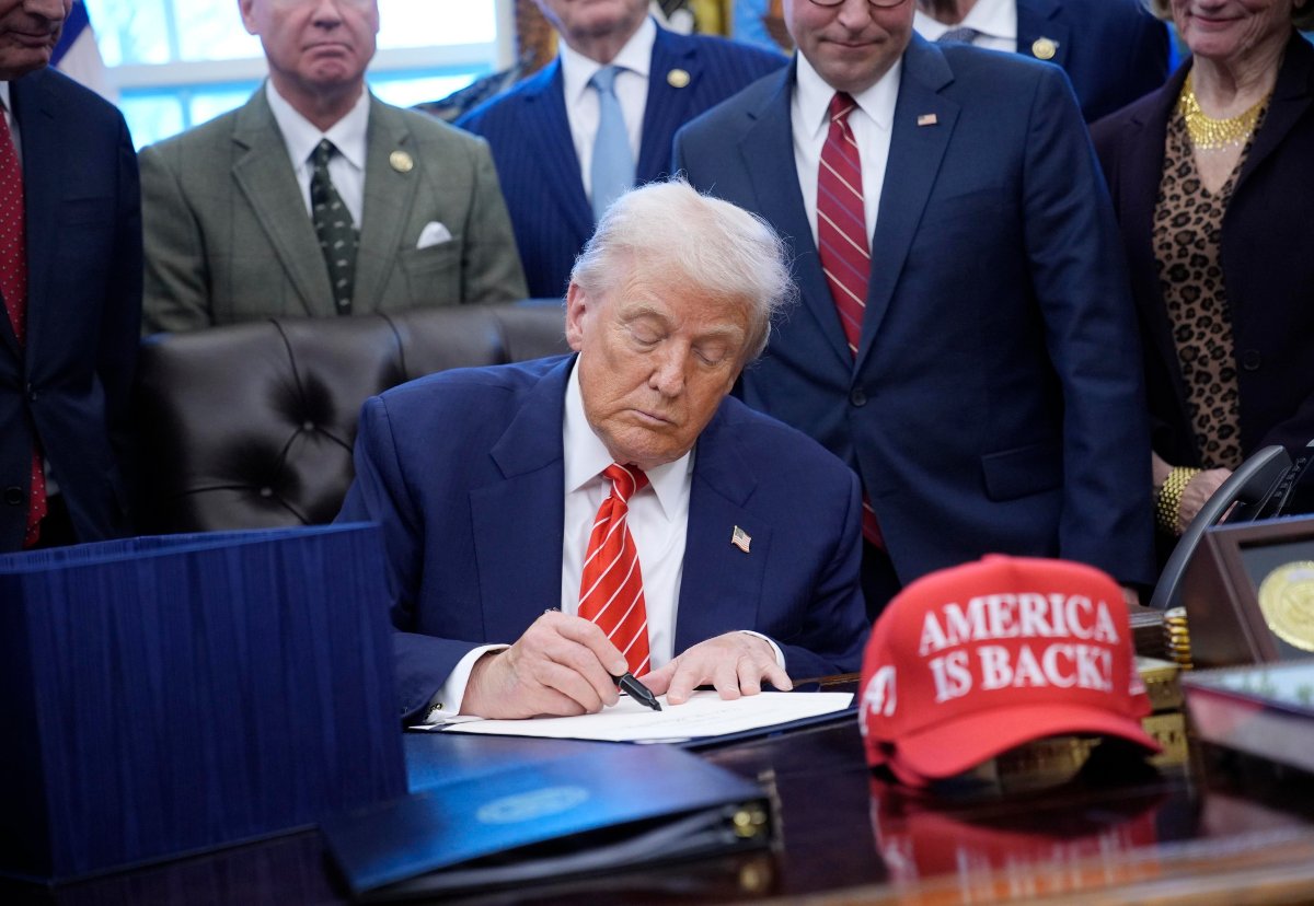 Trump alla scrivania della White House