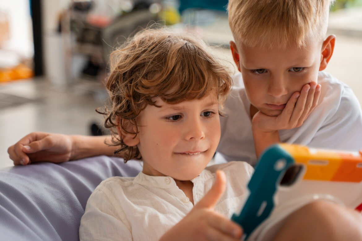 schermi digitali infanzia e adolescenza ph press