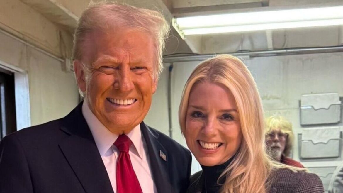 Donald Trump e Pam Bondi ph X