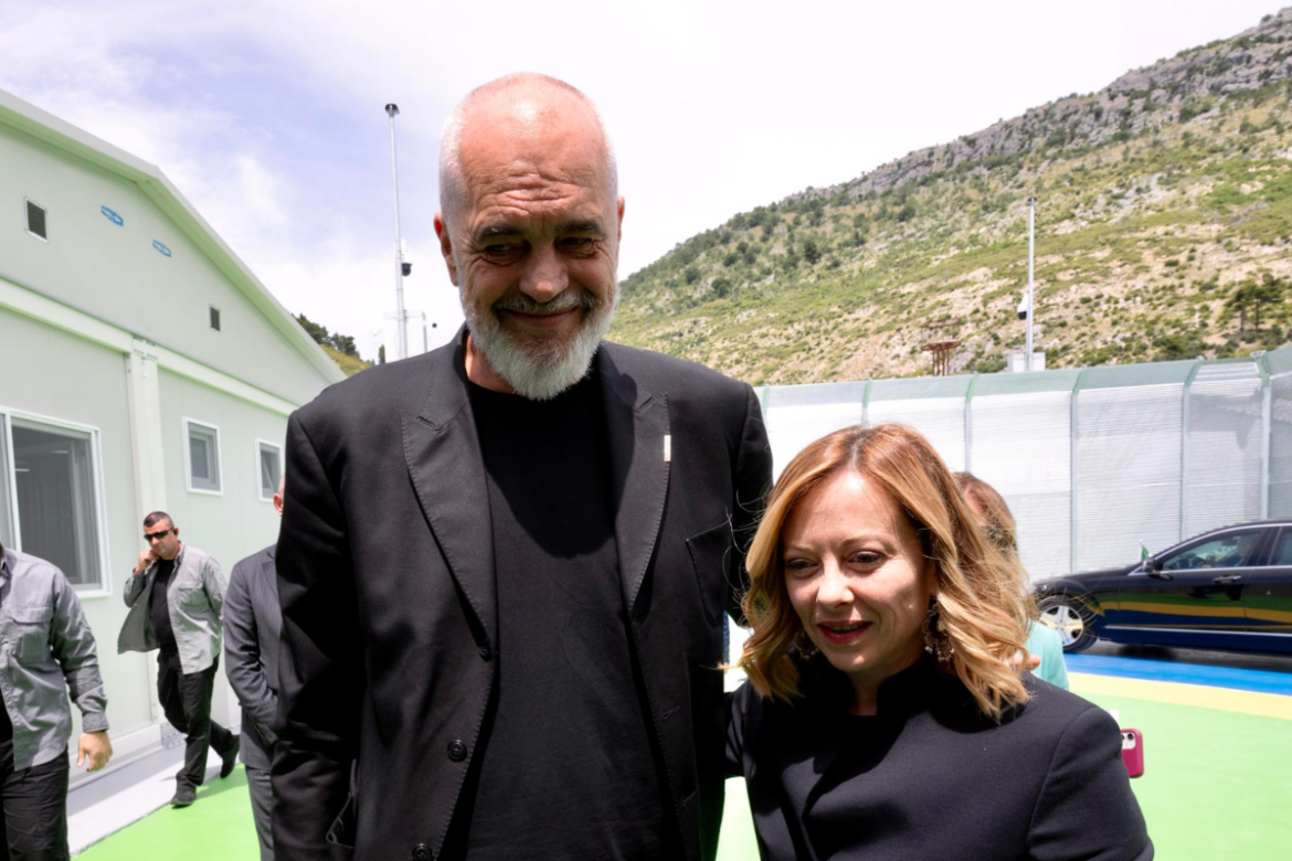 Giorgia Meloni ed Edi Rama in visita ai centri per migranti in Albania ph Ansa