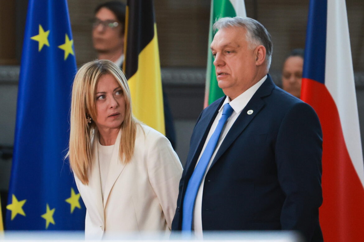 Meloni e Orban. EPA_OLIVIER HOSLET