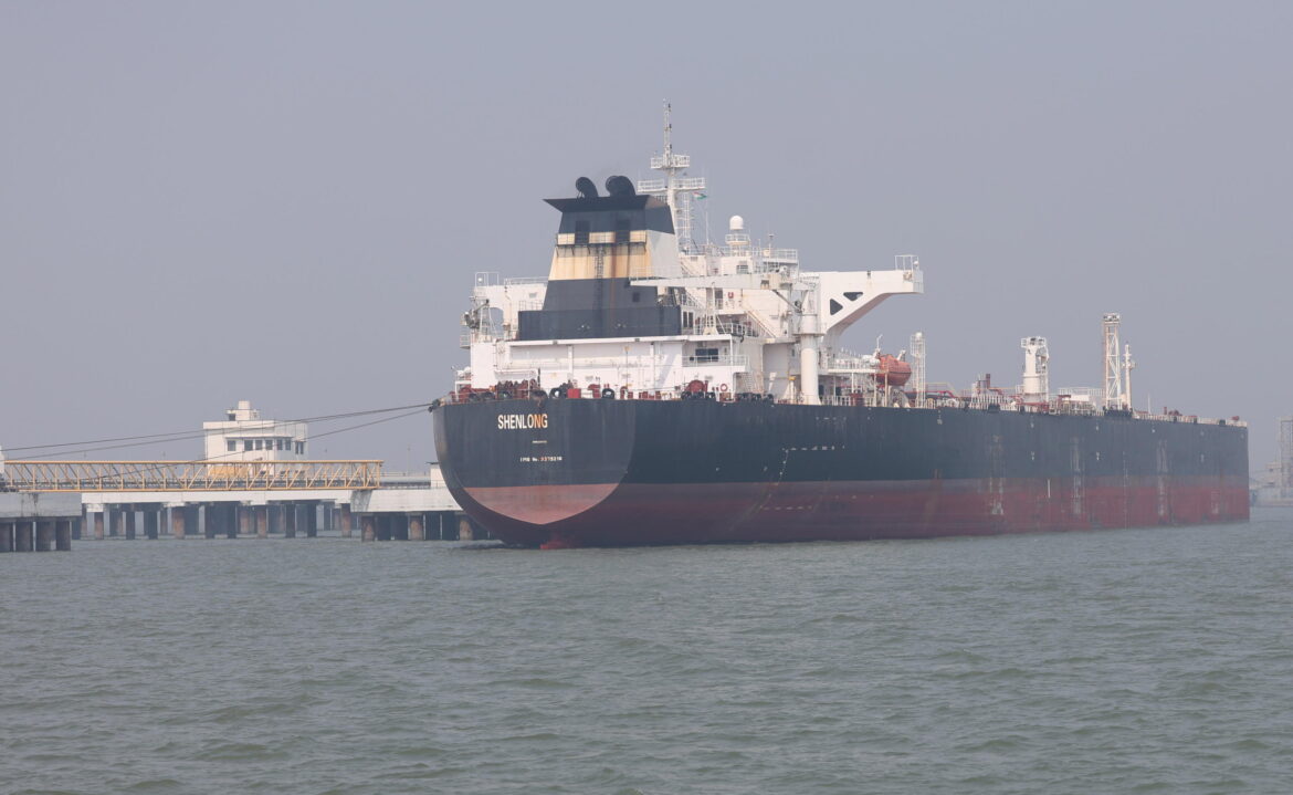 Nave nello Stretto di Hormuz. EPA_DIVYAKANT SOLANKI