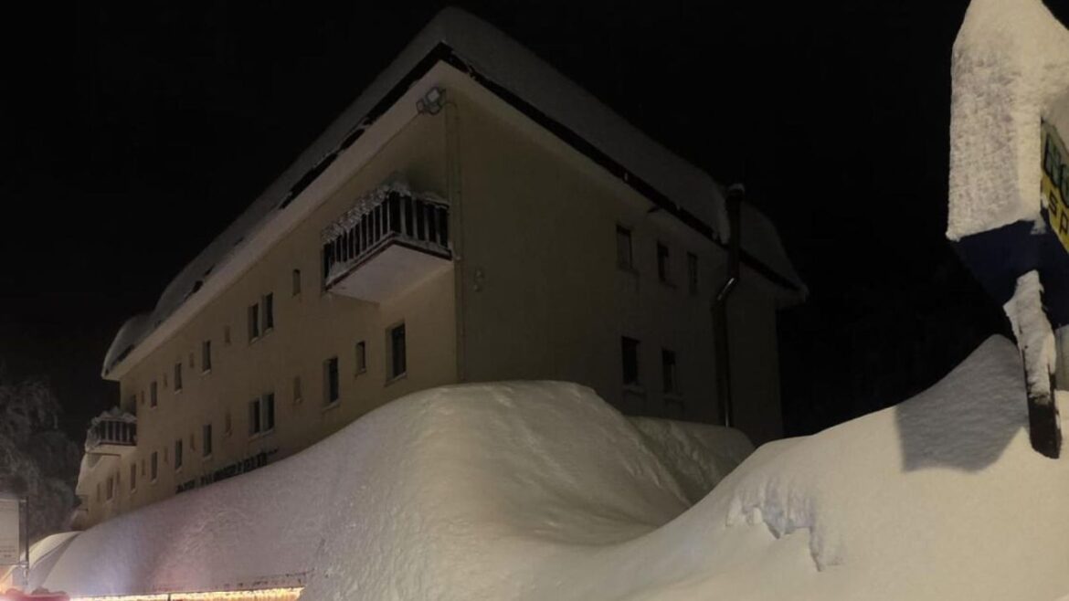 Passolanciano, hotel sotto tre metri di neve ph Ansa