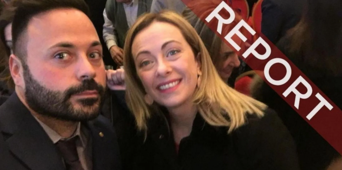 Gioacchino Amico e Giorgia Meloni nel selfie pubblicato da Report.