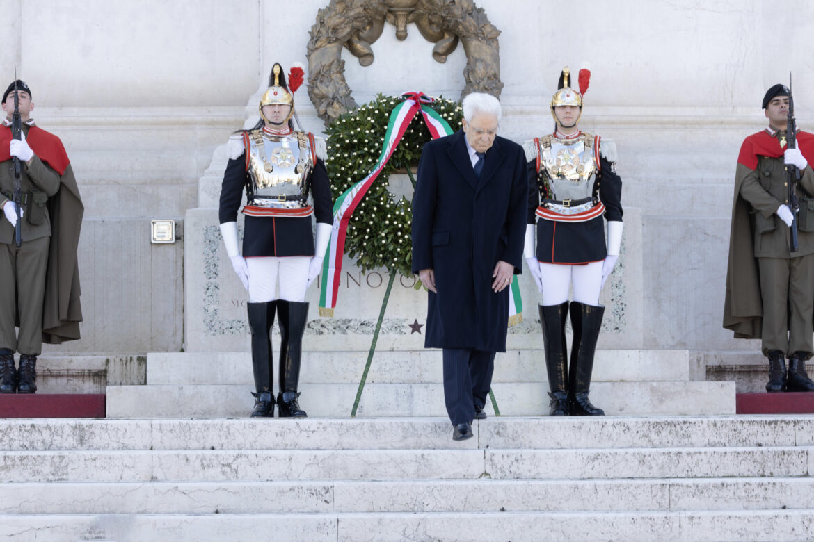 Mattarella rende omaggio al milite ignoto ph. Ansa