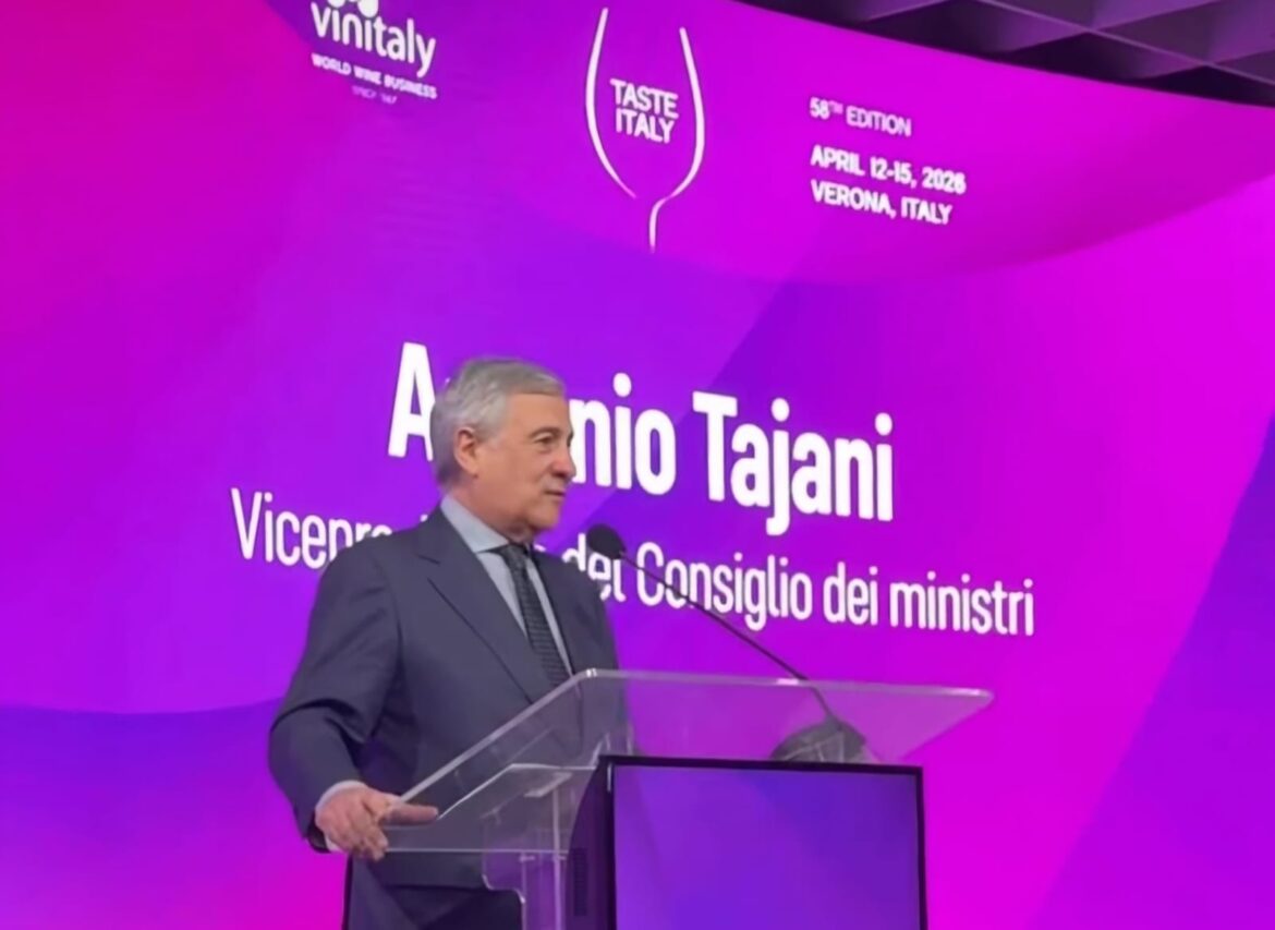 Antonio Tajani a Vinitaly. Immagine dai social.