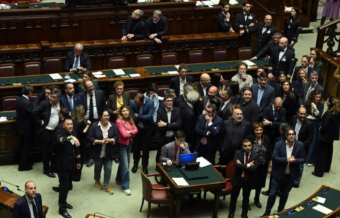 camera protesta fonte ansa