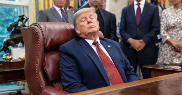 Donald Trump sonnolento nell'Ufficio Ovale. Foto dal web