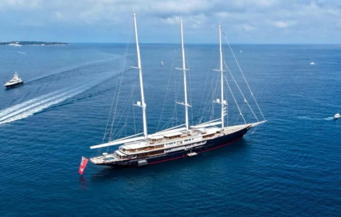 Jeff Bezos Yacht ph IG