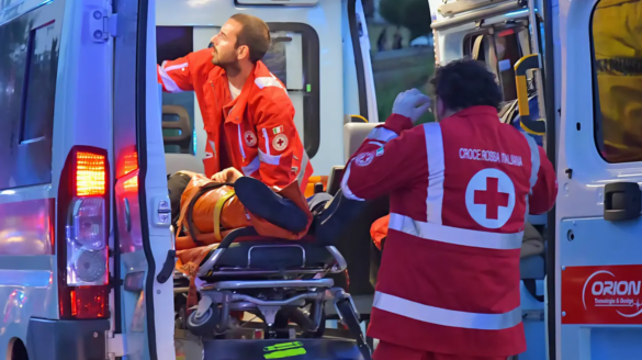 Personale sanitario su un'ambulanza. Foto dal web