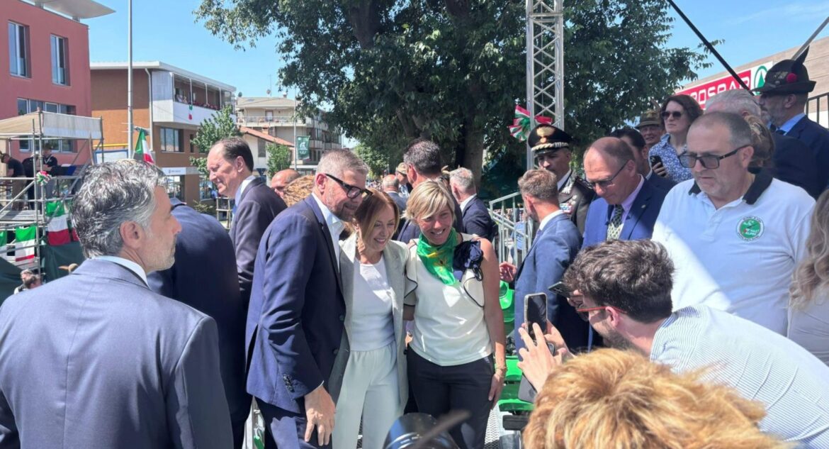 Giorgia Meloni con gli alpini ph Ansa