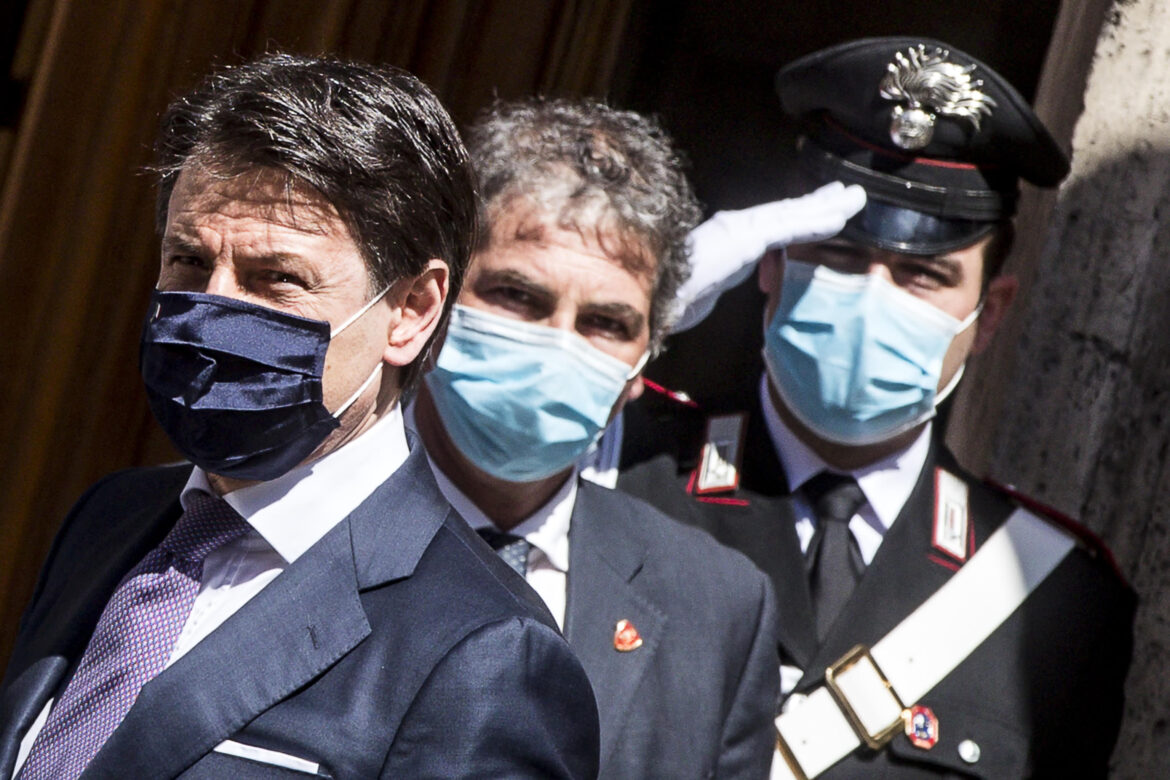 Giuseppe Conte con mascherina. ANSA_Angelo Carconi