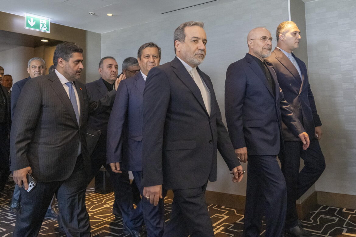 La delegazione iraniana a Obbuergen. EPA_URS FLUEELER POOL