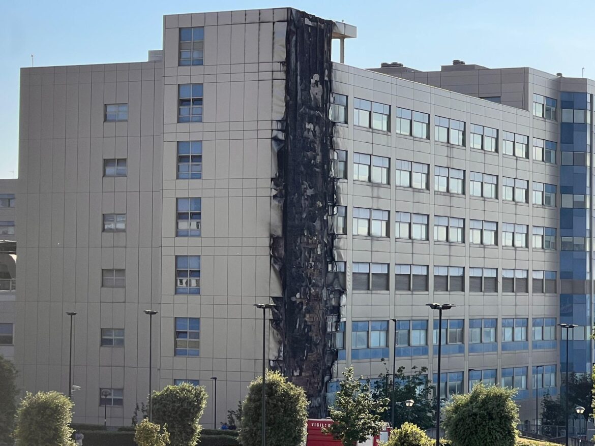 Napoli, fiamme all'Ospedale del Mare. Foto ANSA
