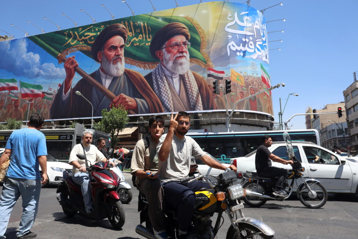 Una strada di Teheran. EPA_ABEDIN TAHERKENAREH