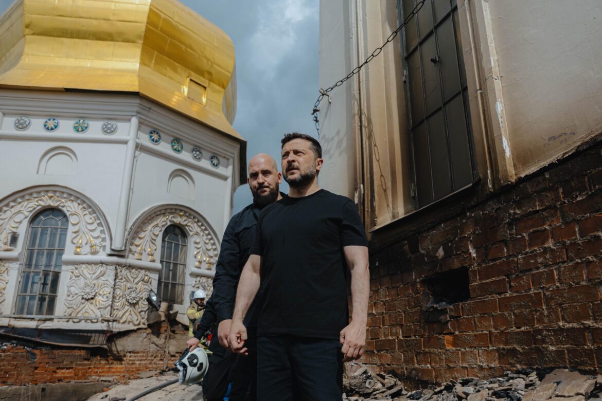 Ucraina, Zelensky sul luogo dell'attacco del 15 giugno. Foto tratta dal profilo X del presidente ucraino
