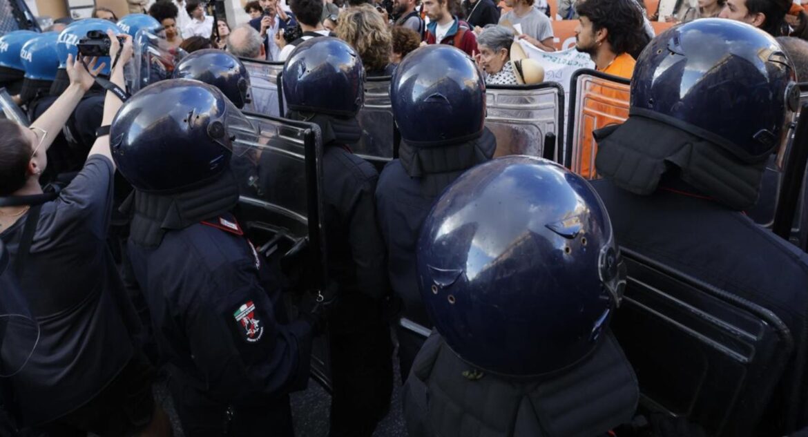 Agenti polizia ph Ansa