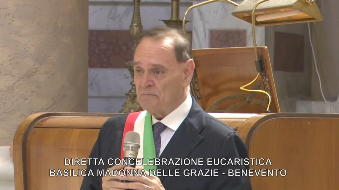 Il sindaco di Benevento, Clemente Mastella, nella basilica Madonna delle Grazie di Benevento, 2 luglio 2026. ANSA_TSTV_DIOCESI DI BENEVENTO