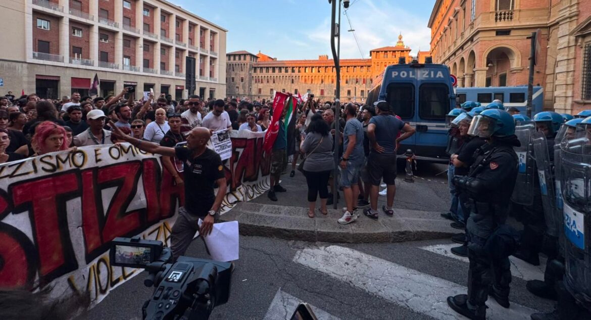 La manifestazione per Fakir a Bologna ph Ansa