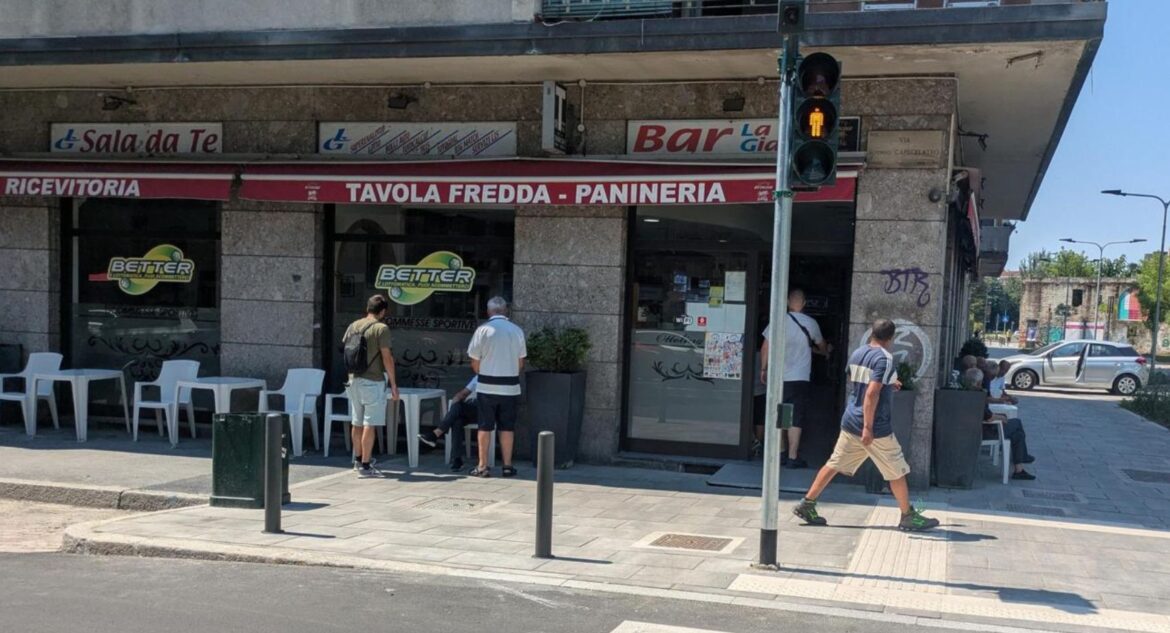 Milano, accoltellato fuori da un bar ph Ansa