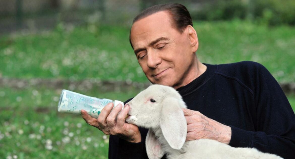 Silvio Berlusconi con l'agnellino ph Ansa