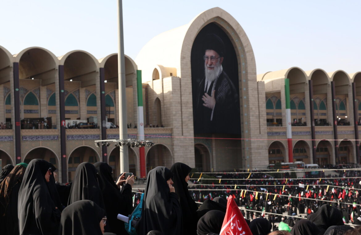 I funerali dell'ex Guida Suprema iraniana, l'Ayatollah Ali Khamenei. EPA/ABEDIN TAHERKENAREH