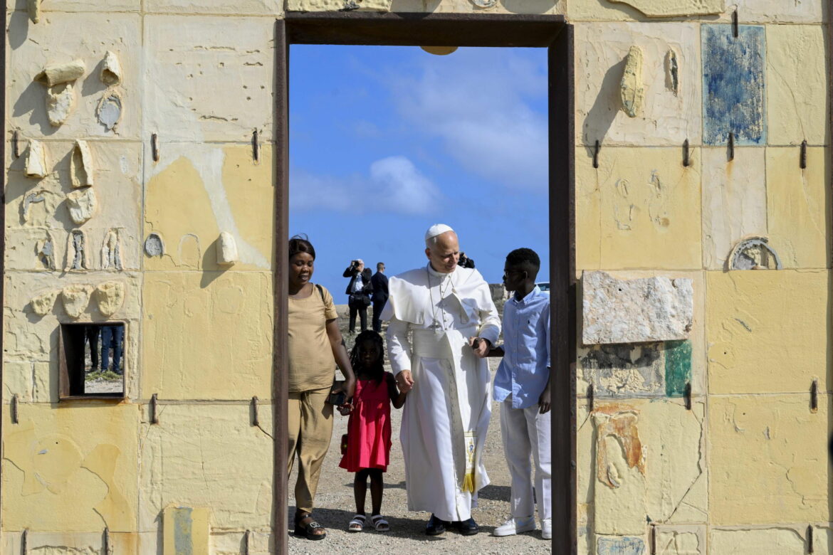 Il Papa incorniciato dalla porta d'Europa a Lampedusa. Con lui anche Leonardo. EPA/VATICAN MEDIA HANDOUT