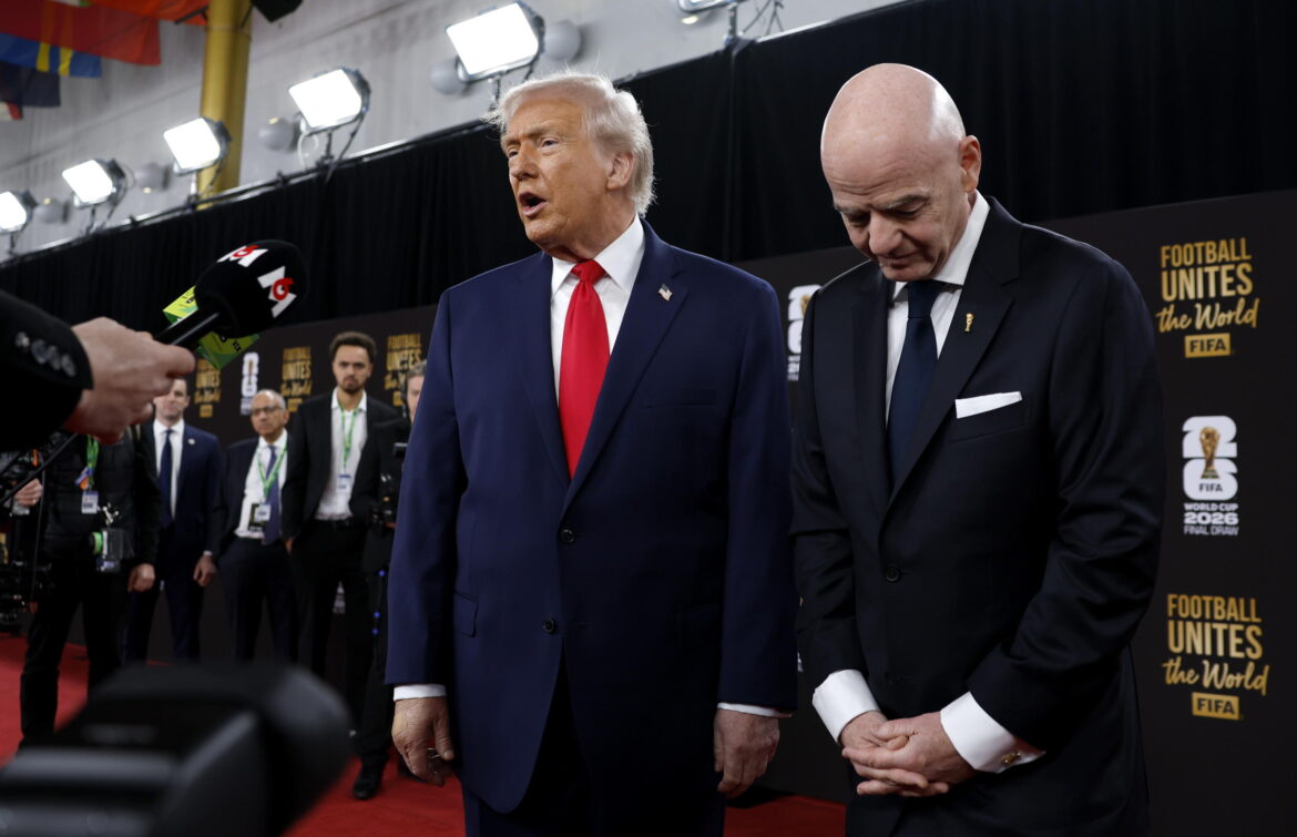 Lo scandalo della sospensione della squalifica di Folarin Balogun. In foto: Donald Trump e Gianni Infantino. EPA/WILL OLIVER